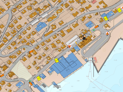 Lenkje til artikkel: Gate 1 i Måløy blir mellombels stengd under riving av Vengengården
