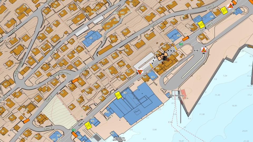 Lenkje til artikkel: Gate 1 i Måløy blir mellombels stengd under riving av Vengengården