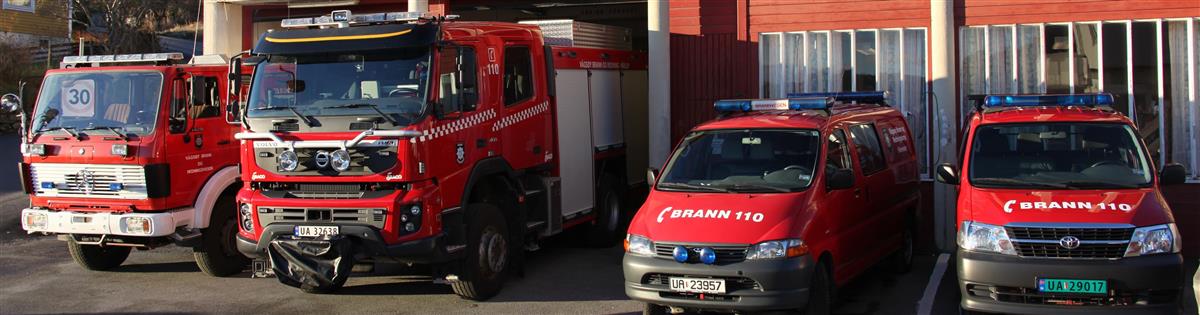 Bildet viser fire raude brannbilar som står oppstilt på ei rekke. - Klikk for stort bilete