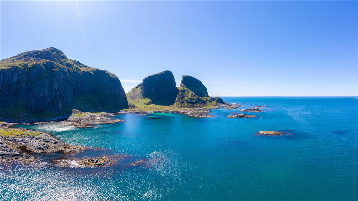 Bildet viser Kinnaklova og Kinnafjellet på øya Kinn.  - Klikk for stort bilete